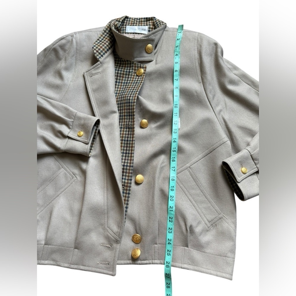 Brian Tucker, beige/houndstooth pure wool jacket with gold buttons size 16. - Picture 6 of 12